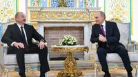 Presiden Rusia Vladimir Putin (kanan) berbincang dengan Presiden Azerbaijan Ilham Aliyev dalam pertemuan di sela-sela KTT Rusia&ndash;Asia Tengah di Dushanbe, Tajikistan, Kamis (9/10/2025). (Dok. Grigory Sysoyev/Sputnik/Kremlin Pool via AP)