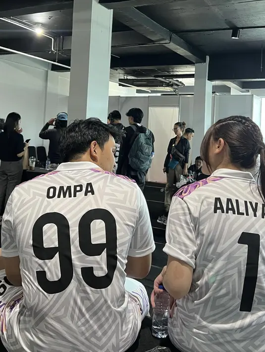 Aaliyah dan Thariq juga tampil kompak dengan jersey bola. Keduanya memiliki nomer punggung masing-masig dan menyematkan nama punggung pada jersey mereka. [Foto: Instagram/ Thariq Halilintar]