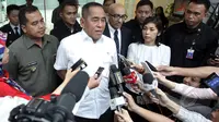Menteri Pertahanan Ryamizard Ryacudu memberikan keterangan pers usai mendatangi Kedubes Singapura, Jakarta, Kamis (26/3/2015).(Liputan6.com/Johan Tallo)