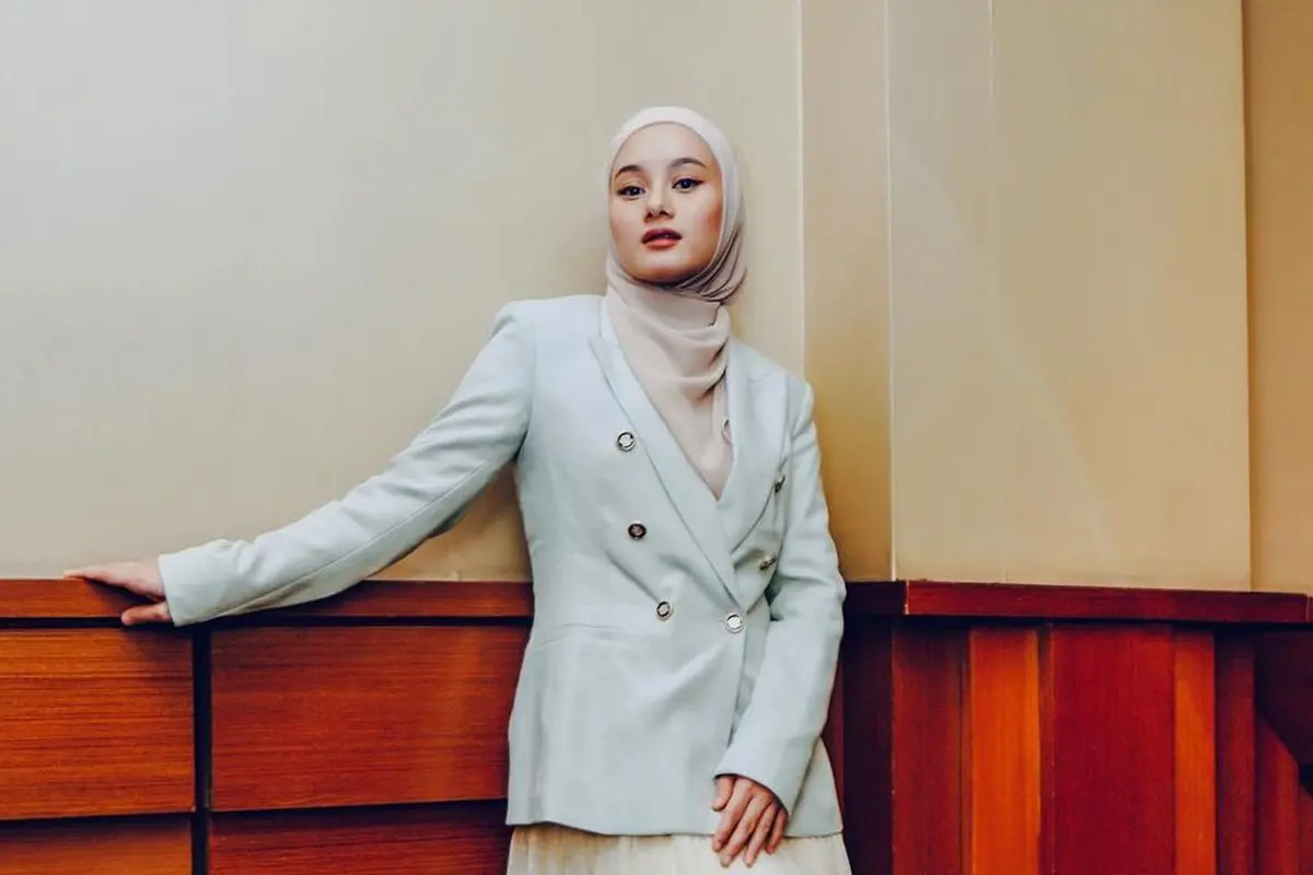 6 Gaya Berhijab Dinda Hauw yang Selalu Tampak Muda Walau Sudah Punya Dua Anak