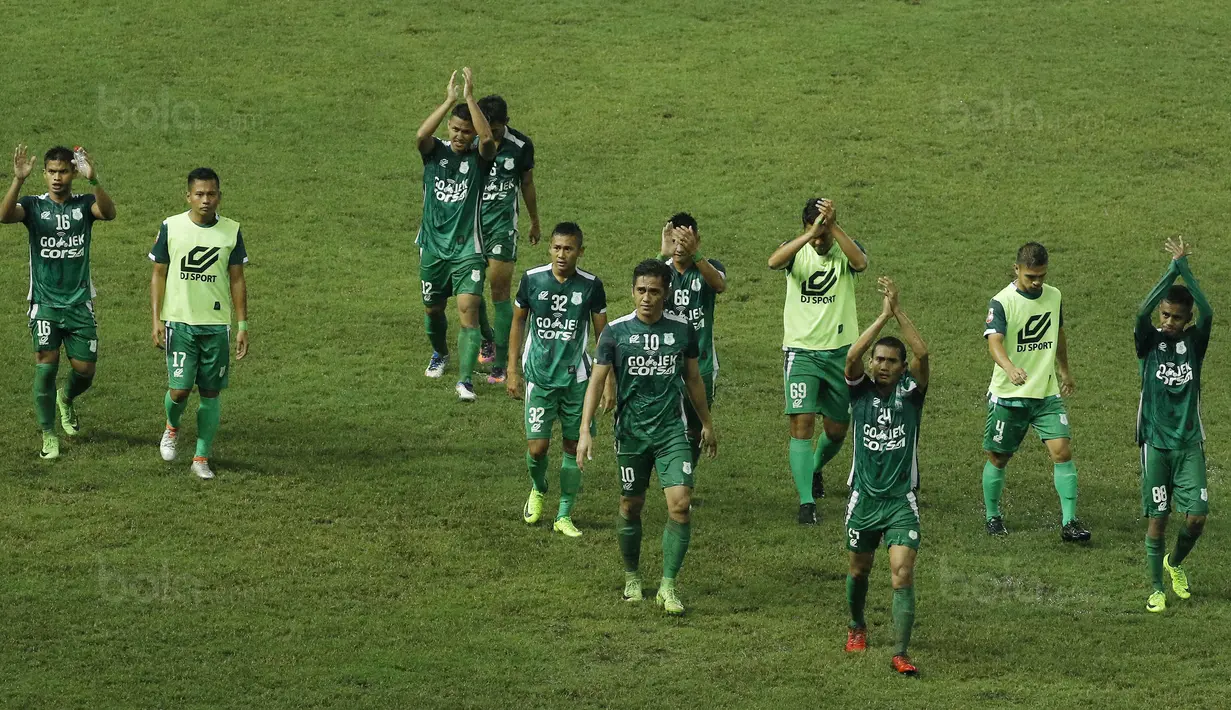 Para pemain PSMS Medan merayakan kemenangan atas Martapura FC pada laga Liga 2 di Stadion Patriot, Bekasi, Senin (13/11/2017). PSMS Medan menang 2-1 atas Martapura FC. (Bola.com/ M Iqbal Ichsan)