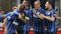 Para pemain Inter Milan merayakan gol Gary Medel ke gawang AS Roma, Minggu (1/11/2015) dini hari WIB. (REUTERS/Stefano Rellandini)