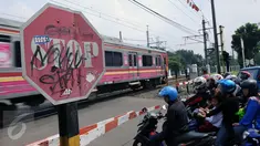 Pengendara menanti melintas di perlintasan Rawa Bambu, Jakarta, Jumat (2/9). Dirjen Perkeretaapian Kemenhub mengusulkan penutupan 19 perlintasan sebidang di Jakarta yang telah dilengkapi jalan layang atau terowongan. (Liputan6.com/Helmi Fithriansyah)