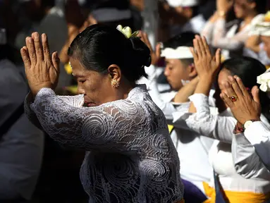 Orang-orang merayakan Hari Raya Kuningan di sebuah pura Hindu di Denpasar, Bali, Indonesia, Sabtu (12/8/2023). Hari Raya Kuningan adalah hari besar keagamaan umat Hindu yang dirayakan dua kali setahun dalam kalender masehi. (AP Photo/Firdia Lisnawati)