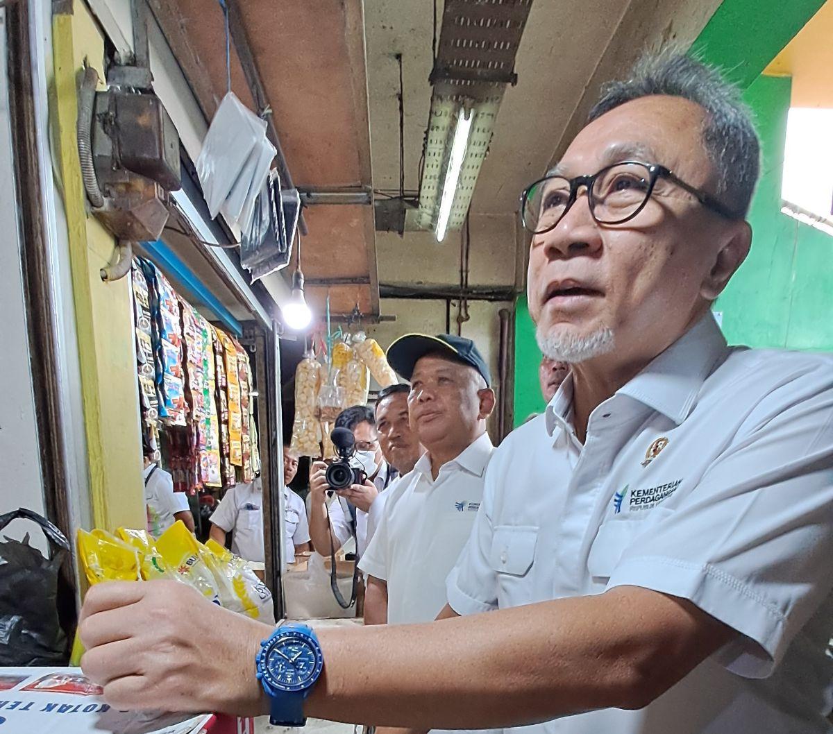 "(Harga) telur naik. Naiknya juga Rp32.000, biasanya Rp29.000," ujar Zulhas kepada media, di Pasar Klender, Jakarta, Senin (26/2).