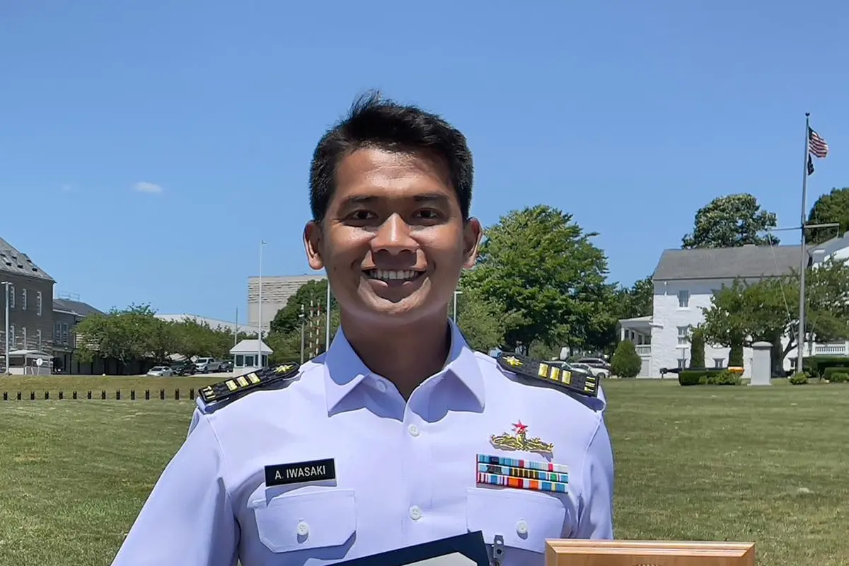 Kapten Laut (P) Ardian Iwasaki Armawi yang merupakan alumni AAL angkatan 55 tahun 2009 telah kembali ke Indonesia dengan predikat "Honor Graduate with Distinction" atau peraih nilai tertinggi dari Surface Warfare Officer School. (HO Dispen AL)