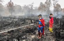 Superman Muncul di Tengah Kebakaran Lahan Palangkaraya