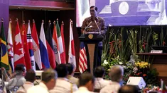 Menkopolhukam Luhut Binsar Pandjaitan memberikan pengarahan dalam pembukaan Simposium Keamanan Maritim Internasional Kedua di Jakarta, Rabu (16/9/2015). Kegiatan tersebut diikuti para Perwira Tinggi AL dari 42 negara.(Liputan6.com/Faizal Fanani)