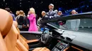 CEO Lamborghini Stephan Winkelmann berpose di samping LP 6104 Spyder Huracan jelang Frankfurt Motor Show (IAA) di Frankfurt, Jerman (14/9/2015). Mobil Lamborghini seharga 186,5 ribu euro ini berkecepatan 100 km/jam dalam 10,2 detik. (Reuters)