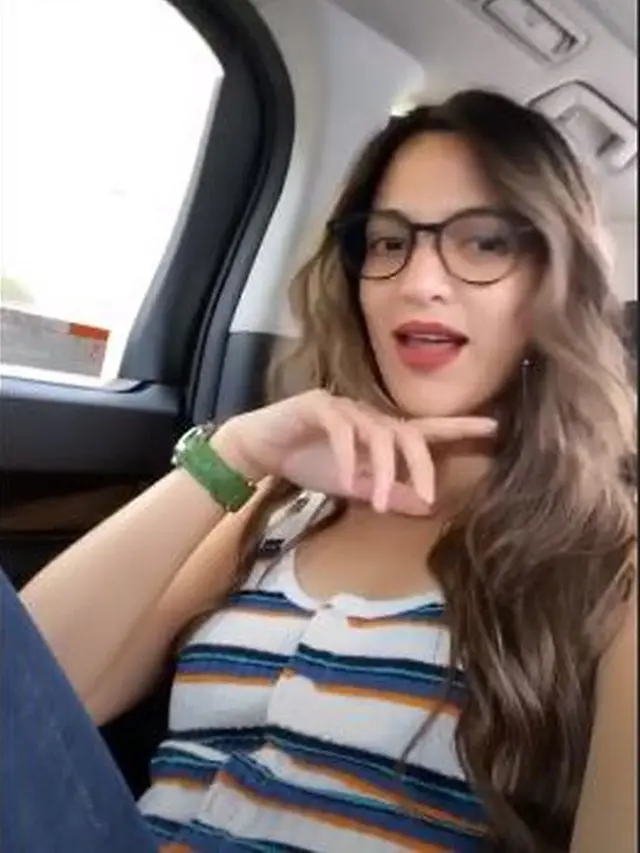 Nia Ramadhani nerkacamata (Instagram/ramadhaniabakrie)