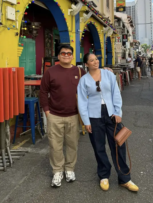 Denim dan cardigan juga semakin tampak menggemaskan dengan paduan sneakers. [Foto: Instagram/ Gaby Saputra]