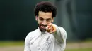 Striker Liverpool, Mohamed Salah, saat latihan jelang laga Liga Champions di Melwood, Liverpool, Senin (23/4/2018). Liverpool akan berhadapan dengan AS Roma. (AP/Martin Rickett)