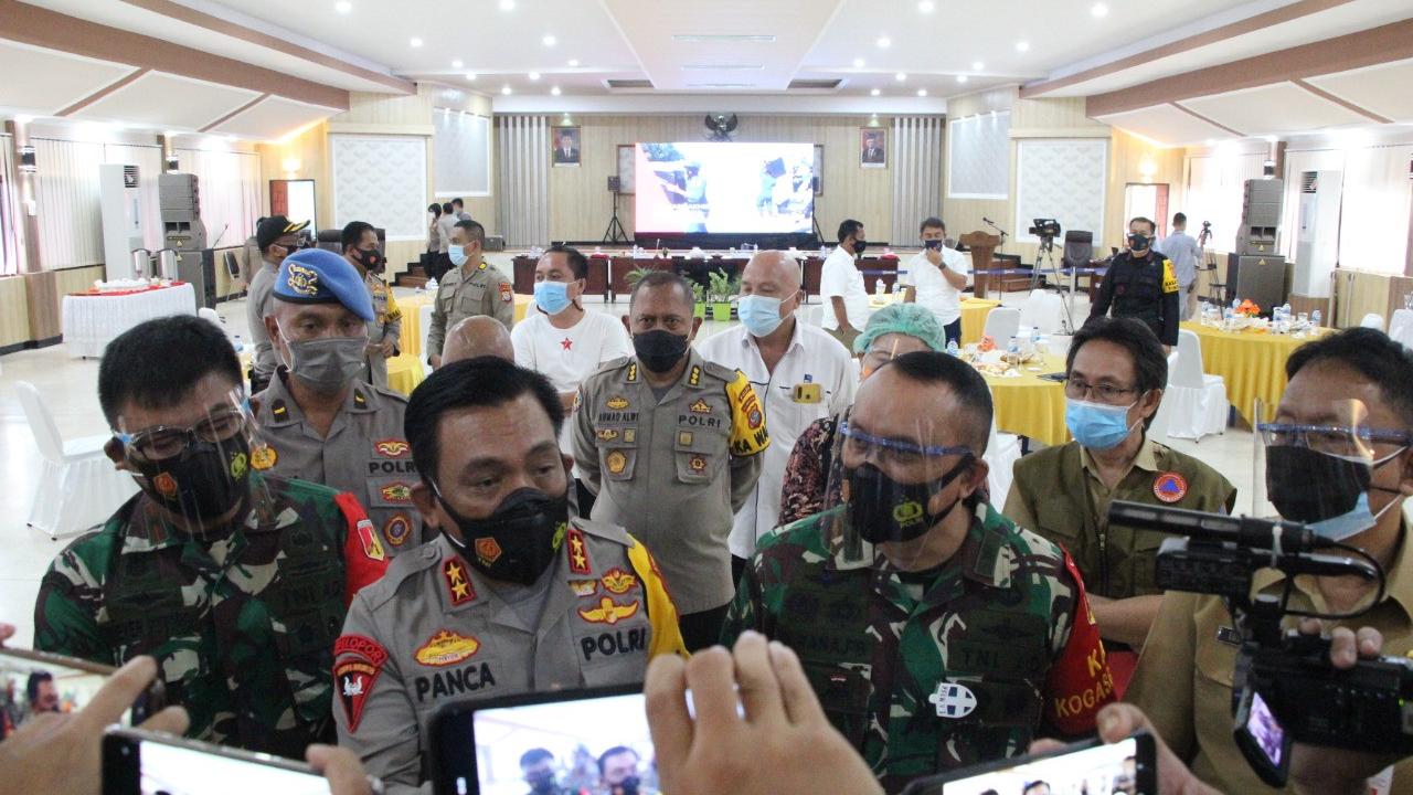 Kapolda Sulut Irjen Pol RZ Panca Putra saat memberikan keterangan kepada para wartawan.