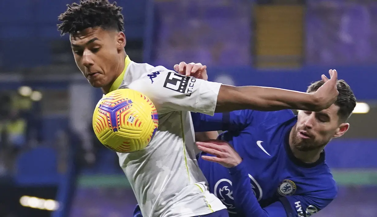 Gelandang Chelsea, Jorginho berebut bola dengan pemain Aston Villa, Ollie Watkins pada pertandingan lanjutan Liga Inggris di Stamford Bridge, London, Selasa (29/12/2020). Chelsea sementara berada di posisi 6 klasemen Liga Inggris. (John Walton/Pool via AP)