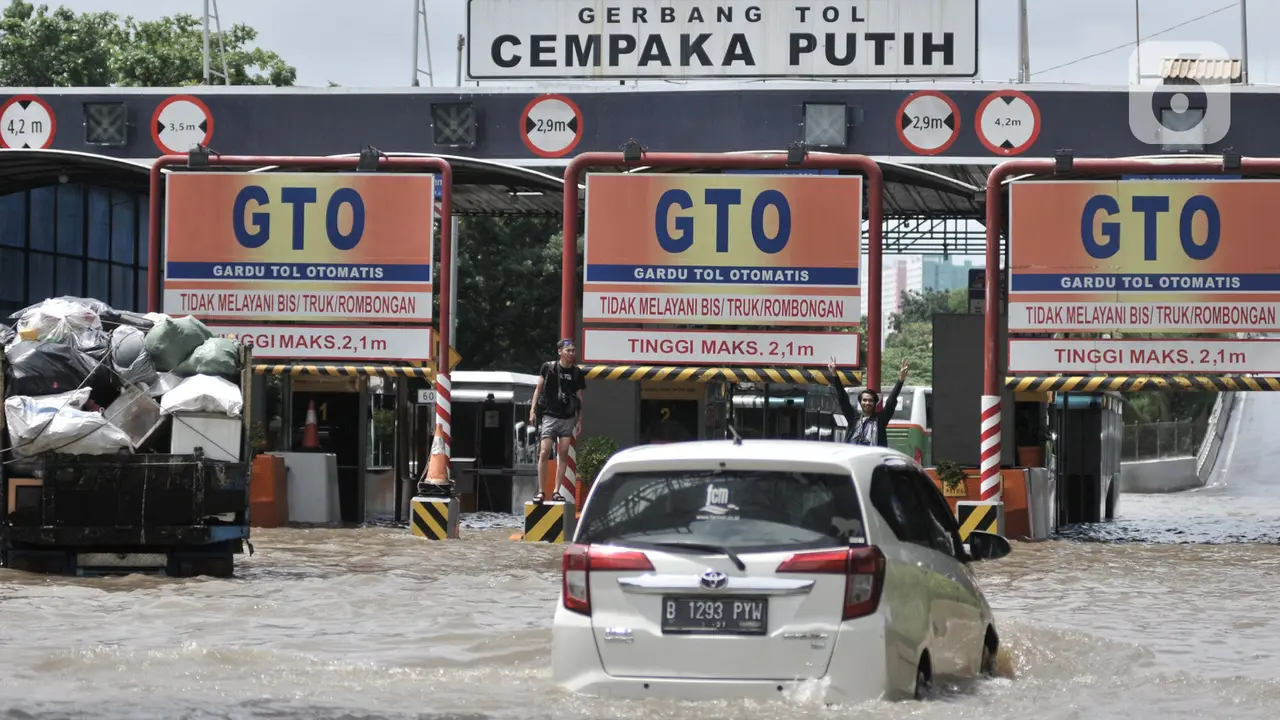 Terendam Banjir, Begini Penembakan Gerbang Tol Cempaka Putih