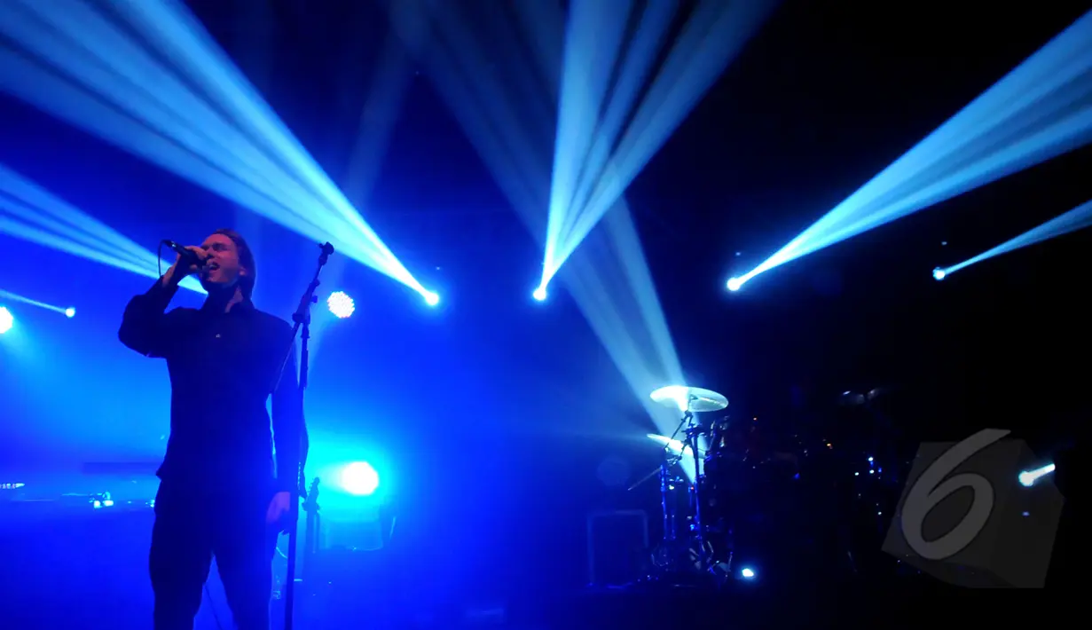 Aksi sang vokalis MEW, Jonas Bjerre saat konser digelar di Skenoo Hall, Gandaria City, Jakarta, Selasa (31/3/2015). (Liputan6.com/Faisal R Syam)