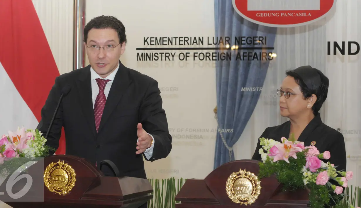 Menlu RI Retno Marsudi dan Menlu Bulgaria, Daniel Mitov memberikan keterangan kepada awak media usai mengadakan pertemuan di Gedung Pancasila, Jakarta, Rabu (30/3). (Liputan6.com/Helmi Afandi)