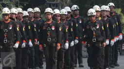 Para pegawai PLN mengikuti upacara peringatan Hari Listrik Nasional ke-70 di Gedung PLN Pusat Jakarta, Selasa (27/10). Peringatan HLN tahun ini bertema "Bersama Menerangi Nusantara". (Liputan6.com/Angga Yuniar)