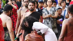 Umat Katolik memperagakan drama teatrikal Jalan Salib (Tablo) saat perayaan Paskah di Gereja St Matius Penginjil Bintaro, Jumat (14/4). Prosesi jalan salib yang mengisahkan kesengsaraan Yesus saat penyaliban dirinya. (Liputan6.com/Angga Yuniar)