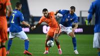 Penyerang Belanda, Memphis Depay, berebut bola dengan bek Italia, Leonardo Bonucci, pada laga lanjutan UEFA Nations League di Atleti Azzurri d'Italia Stadium, Kamis (15/10/2020) dini hari WIB. Italia imbang 1-1 atas Belanda. (AFP/Marco Bertorello)
