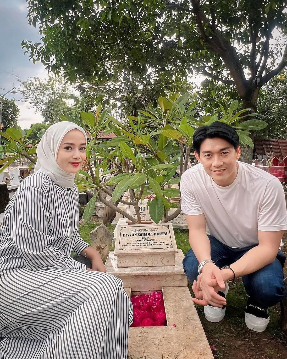 Keduanya Terlihat Tersenyum di Makam Dylan Sahara