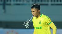 Kiper Persikabo 1973, Syahrul Trisna Fadillah, saat melawan Persija Jakarta pada laga pekan kedua BRI Liga 1 2023/2024 di Stadion Pakansari, Bogor, Minggu (9/7/2023). (Bola.com/M Iqbal Ichsan)