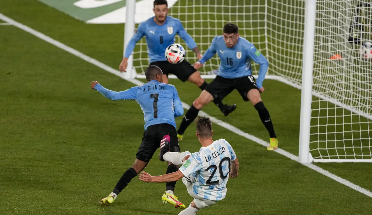 Giovani Lo Celso yang dua kali memberikan asisst juga tampil impresif dalam pertandingan ini dengan beberapa kali mengancam gawang Uruguay. (AP/Natacha Pisarenko)