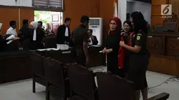 Terdakwa kasus dugaan penyebaran berita bohong atau hoaks Ratna Sarumpaet memakai rompi tahanan seusai sidang lanjutan di PN Jakarta Selatan, Rabu (6/3/2019). Sidang beragendakan pembacaan nota keberatan atau eksepsi. (Liputan6.com/Herman Zakharia)