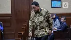 Terdakwa kasus korupsi pengadaan infrastruktur BTS 4G BAKTI KominfoÂ Achsanul Qosasi berjalan keluar ruangan usai menjalani sidang pembacaan tuntutan di Pengadilan Tipikor, Jakarta, Selasa (21/5/2024). (Liputan6.com/Angga Yuniar)