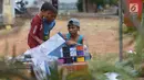 Pedagang layang-layang melayani pembeli saat berjualan di tepi Kanal Banjir Timur (KBT), Jakarta, Jumat (5/7/2019). Pedagang menjual layang-layang seharga Rp 1.000 per buah. (merdeka.com/Imam Buhori)