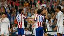 Wasit Felix Brych (kedua kanan) memberikan kartu merah kepada gelandang Atletico Madrid Arda Turan di leg kedua 8 besar Liga Champions di Santiago Bernabeu Stadium, Kamis (23/4/2015). Real Madrid menang 1-0 atas Atletico Madrid. (Reuters/Sergio Perez)