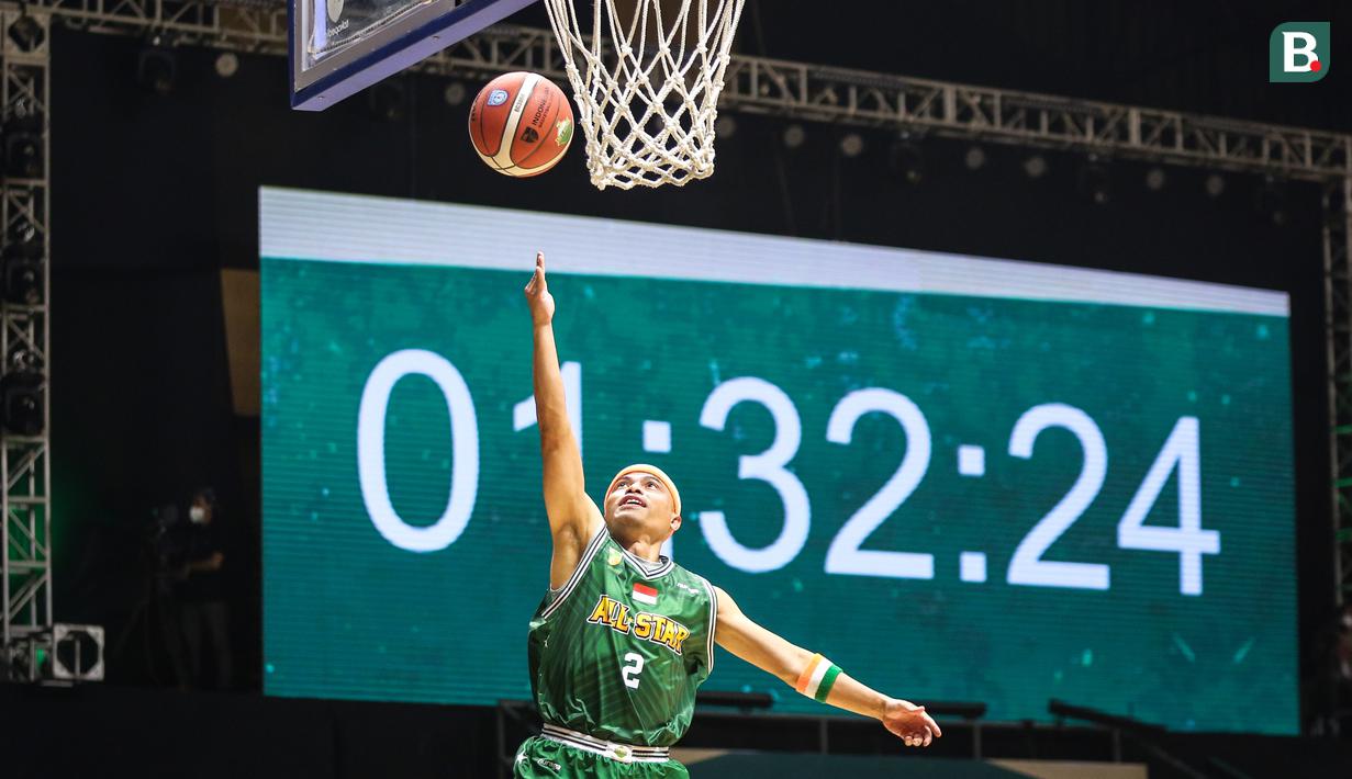 Antonius AF R. beraksi saat IBL All Star 2022 Skill Challenge di Hall Basket GBK, Senayan, Kamis (31/03/2022). (Bola.com/Bagaskara Lazuardi)