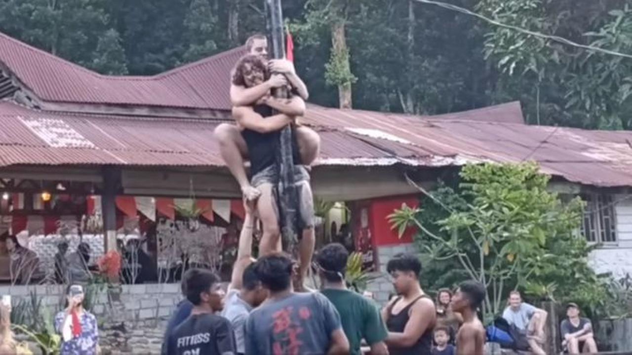 Bule Ikut Panjang Pinang di Bukit Lawang