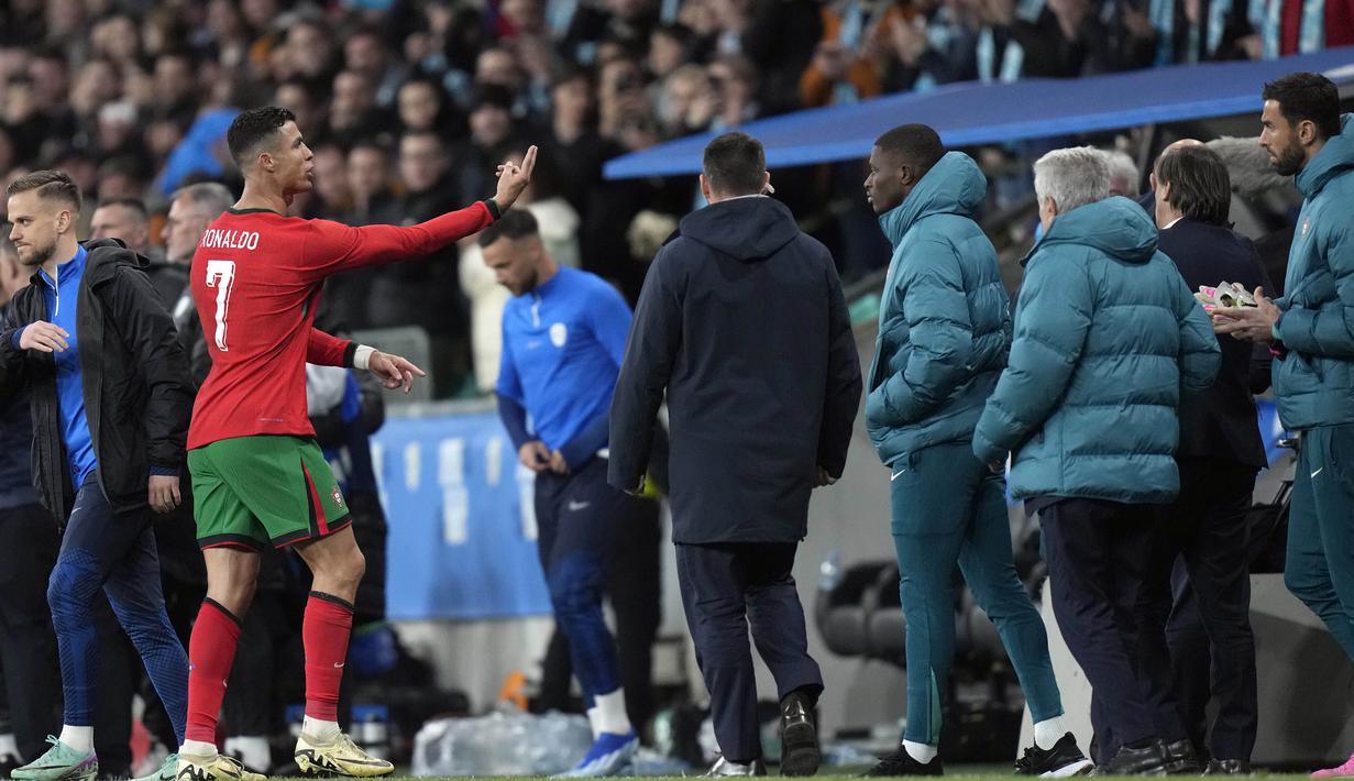 Pemain Portugal, Cristiano Ronaldo, keluar lapangan dengan ekspresi kecewa setelah ditaklukkan Slovenia pada laga persahabatan di Stadion Stozice, Ljubljana, Rabu (27/3/2024). (AP Photo/Darko Bandic)