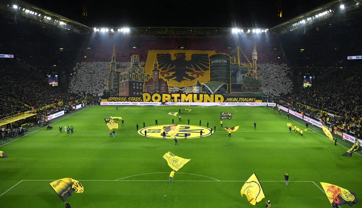 Stadion paling ajaib, ekspresif, dan benar-benar mengintimidasi di Eropa adalah Signal Iduna Park, rumah bagi Borussia Dortmund. Tak hanya memiliki kapasitas besar, stadion ini juga menyajikan atraksi dari tribun selatannya yang terkenal dengan nama "The Yellow Wall". (AFP/Ina Fassbender)