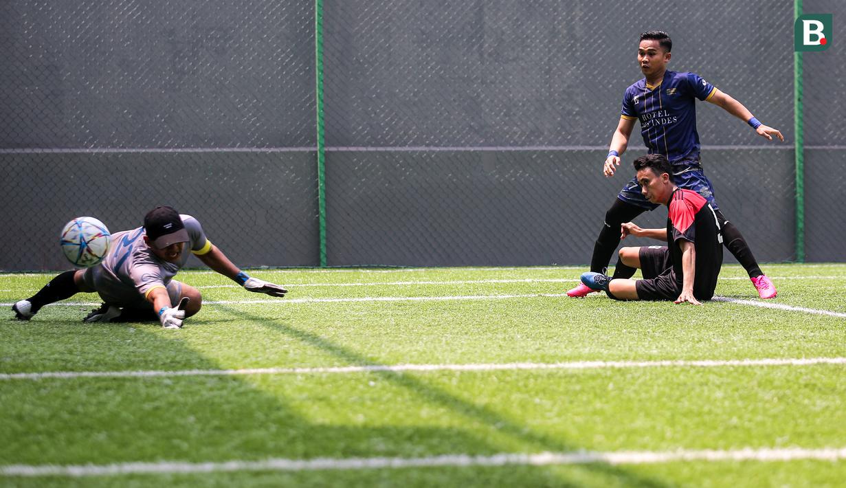 Pemain tim BW Senayan (kanan bawah) mencetak gol ke gawang Des Indes pada turnamen Asatu Hoteliers Cup 2023 yang berlangsung di Asatu Area, Menteng, Jakarta, Minggu (29/10/2023). (Bola.com/Bagaskara Lazuardi)