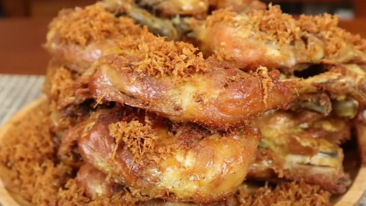 6. Ayam Goreng Serundeng Padang

Resep masakan Padang selanjutnya adalah ayam goreng Padang. 

Kali ini jenis ayam goreng serundeng, karena lebih renyah dan disukai.