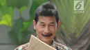 Bupati Solok Selatan Muzni Zakaria berjalan masuk akan menjalani pemeriksaan oleh penyidik di Gedung KPK, Jakarta, Jumat (21/06/2019). Muzni Zakaria diperiksa sebagai tersangka terkait kasus korupsi pengadaan barang dan jasa di Kabupaten Solok Selatan. (merdeka.com/Dwi Narwoko)