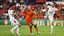 Pemain Montenegro, Dusan Lagator dan Marko Vesovic berebut bola dengan penyerang timnas Belanda, Davy Klaassen pada laga lanjutan kualifikasi Piala Dunia 2022 di Stadion Phillips, Minggu (5/8/2021) dini hari WIB. Belanda menggilas Montenegro empat gol tanpa balas. (MAURICE VAN STEEN/ANP/AFP)
