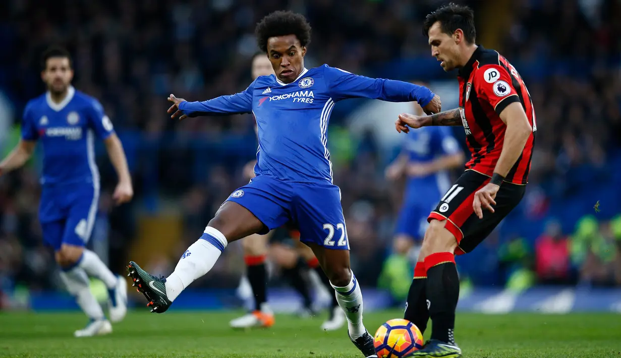 Gelandang Chelsea, Willian berusaha merebut bola dari pemain Bournemouth, Charlie Daniels pada pertandingan Liga Inggris di Stamford Bridge, London, (26/12). Chelsea menang atas Bournemouth dengan skro 3-0. (Reuters/Peter Nicholls)