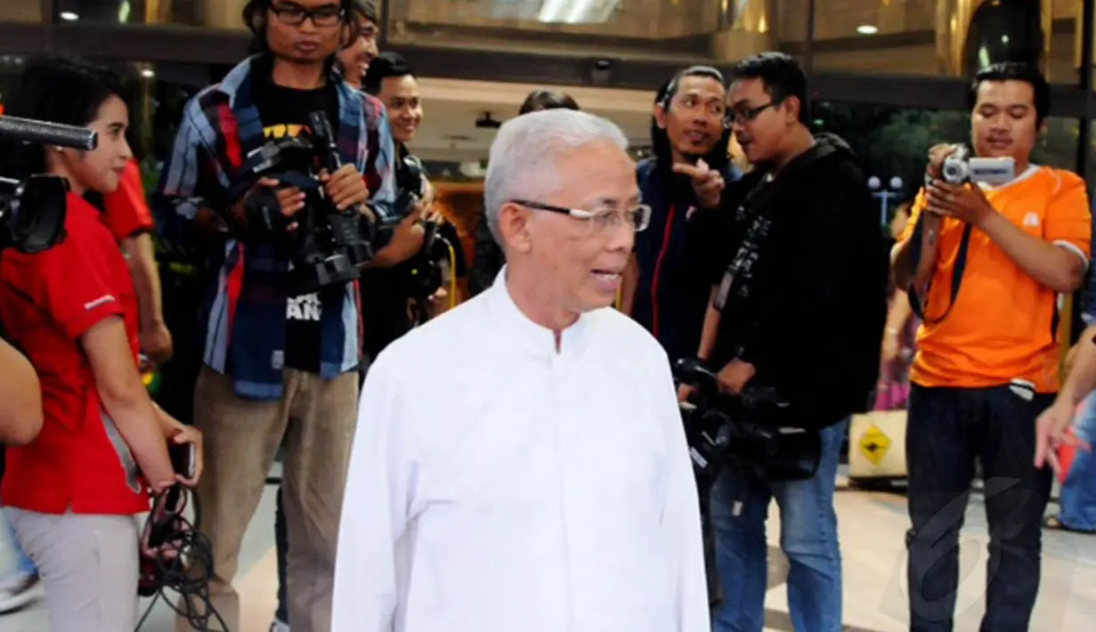 Mantan Presiden ketiga itu mengeluh adanya gangguan di sekitar dada dan rongga perut. Beberapa kerabat, pejabat, mantan pejabat, hingga kalangan artis menjenguk mantan Presiden Ketiga itu (Liputan6.com/Andrian M Tunay)