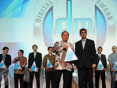 Pemimpin Redaksi Liputan6.com, Mohammad Teguh (kiri depan) menerima penghargaan Digital Marketing Award 2015 di Jakarta, Kamis (22/10/2015). Penghargaan didasarkan hasil riset dua lembaga, Media Wave dan Survey One. (Liputan6.com/Helmi Fithriansyah)