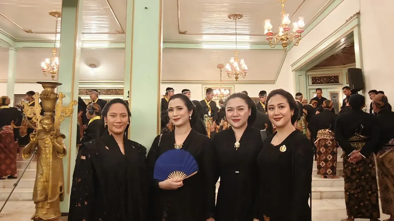 Parade Kebaya Hitam ala Bangsawan dari Tara Basro hingga Adinia Wirasti Hadiri Kirab Pusaka Malam Satu Suro di Pura Mangkunegaran