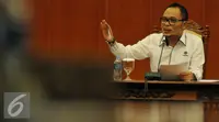 Menteri Ketenagakerjaan Muhammad Hanif Dhakiri saat memimpin rapat pimpinan di Kemenaker, Jakarta, Rabu (1/6). Rapat membahas tindak lanjut hasil lawatan Menaker ke Timur Tengah, Arab Saudi, Qatar dan Uni Emirat Arab. (Liputan6.com/Johan Tallo)