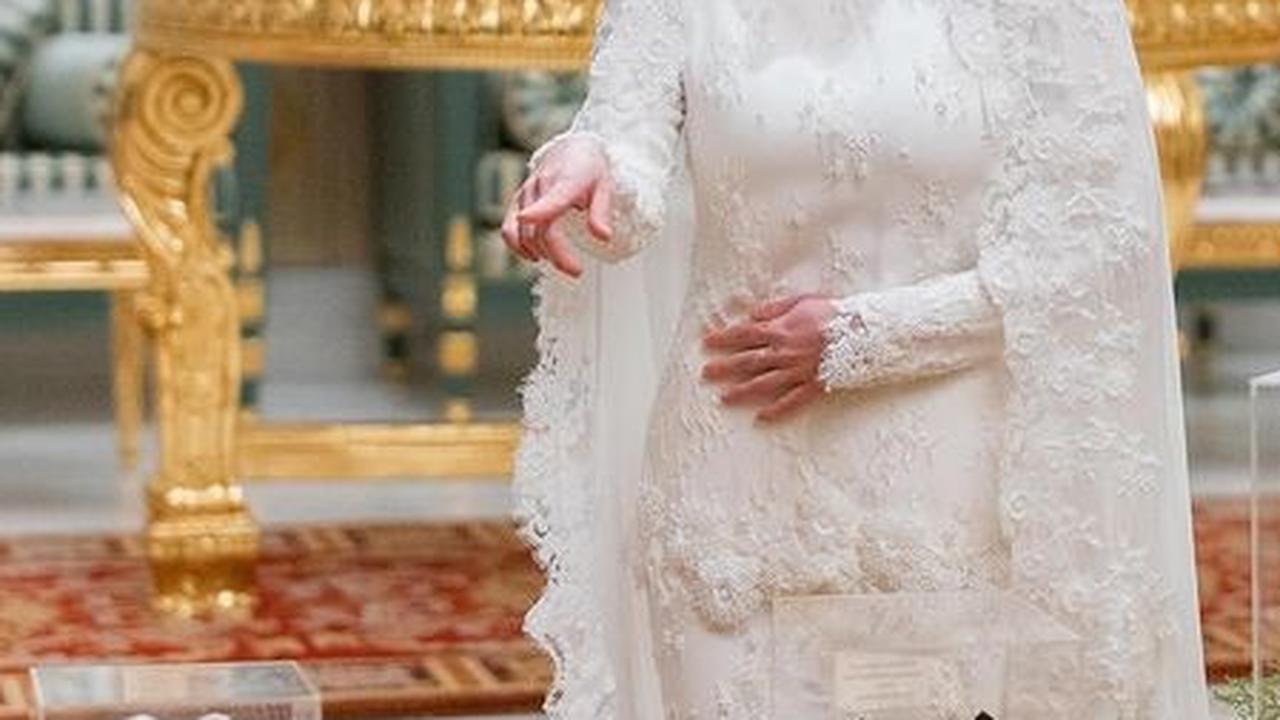 Hantaran yang diterima oleh Anisha antara lain adalah surat mahar, seperangkat perhiasan, lilin prosesi, hingga aksesoris kebesaran. Masing-masing hantaran dibungkus dalam kotak akrilik dengan hiasan bunga-bunga.