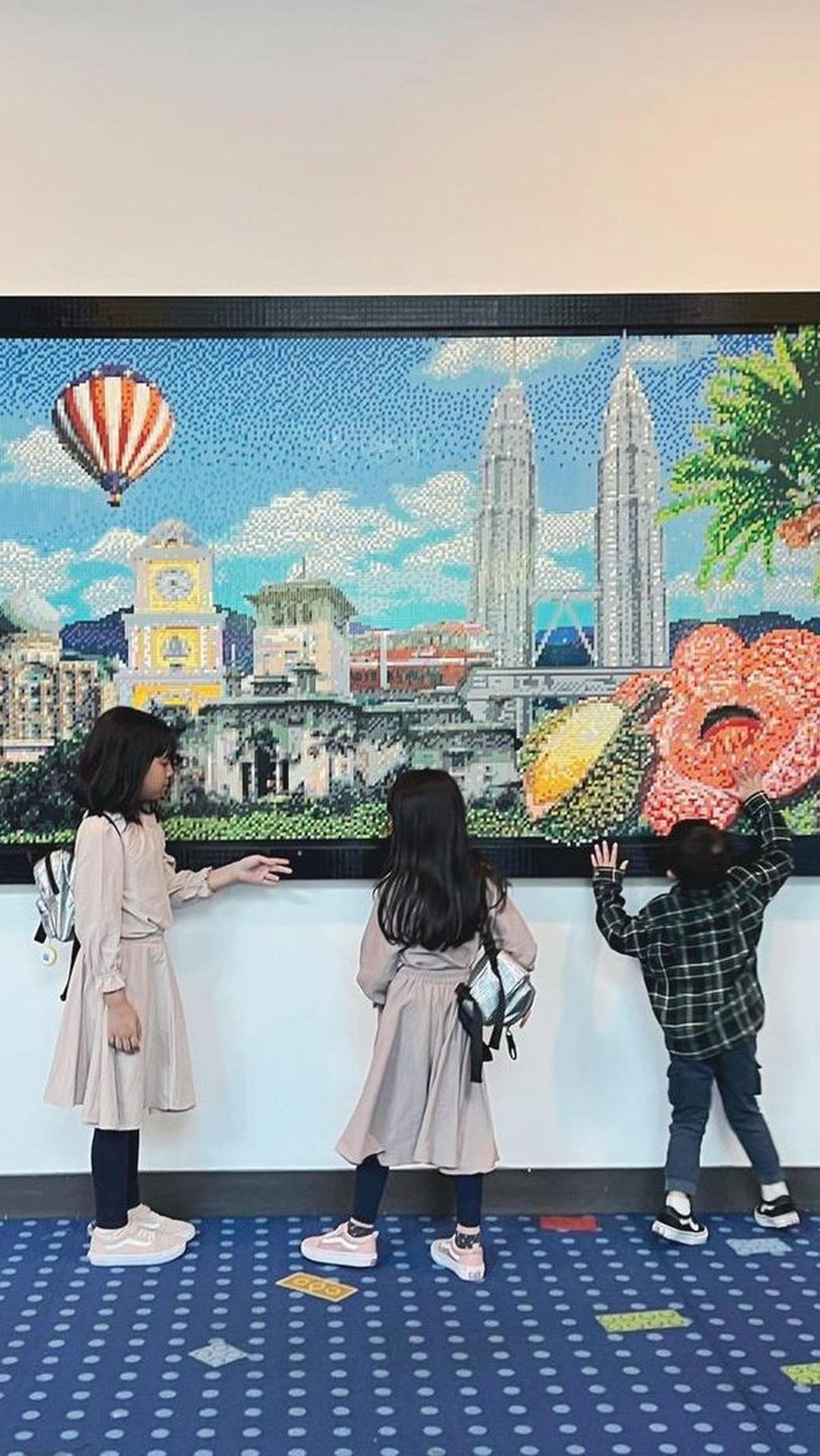 Terlihat ketiga anaknya, Megumi Arrawda Sachi, Mishka Arrawfa Najma dan Miguel Arrawsya Janied begitu asyik menikmati liburannya.
