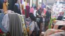 Calon pembeli memilih kain di Pasar Cipadu, Tangerang, Selasa (2/3/2021). Pandemi Covid-19 membuat industri tekstil dan pakaian jadi mengalami pertumbuhan negatif 8, 8% sepanjang 2020, bahkan pandemi membuat tenaga kerja di sektor industri tekstil berkurang hingga 13%. (Liputan6.com/Angga Yuniar)