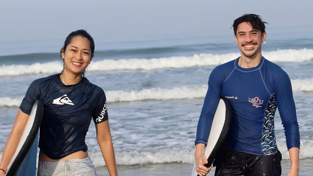 Surfing Bareng, Ini 6 Potret Seru Prisia Nasution dan Suami Liburan