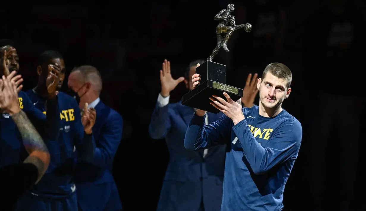 Penghargaan pemain terbaik atau MVP pada NBA musim 2020/2021 jatuh kepada Nikola Jokic, pemain Denver Nuggets. (Foto: Getty Images via AFP/Dustin Bradford)