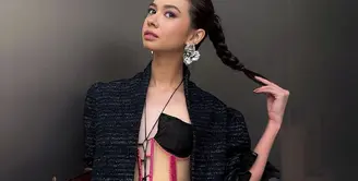 Penampilan Yuki Kato saat menghadiri JFW 2025 untuk menonton presentasi Cita Tenun Indonesia benar-benar mencuri perhatian dengan gaya yang edgy dan unik. [@yukikt].